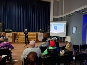 policjanci prowadzili debatę z seniorami