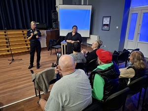 policjanci prowadzili debatę z seniorami