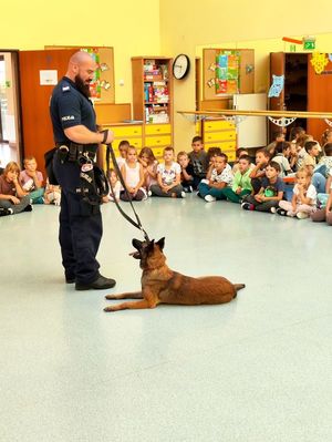 policjant z psem służbowym podczas spotkania z dziećmi