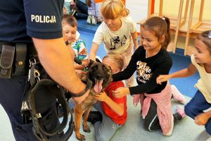 policjant z psem służbowym podczas spotkania z dziećmi
