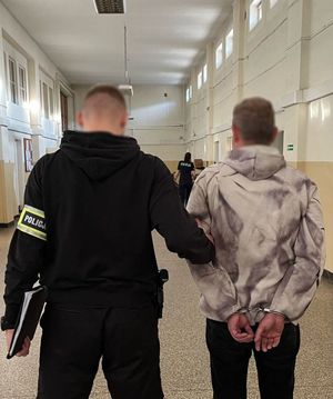 policjant z zatrzymanym poszukiwanym