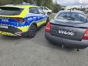 policjanci podczas prowadzenia kontroli drogowej