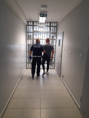 Policjant z zatrzymanym