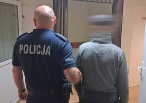 policjant z zatrzymanym