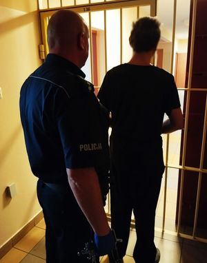 policjant z zatrzymanym