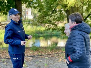 policjanci podczas akcji dot. profilaktyki noszenia odblasków