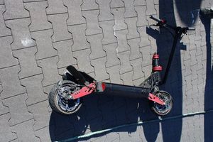 wjechał w linę holującą