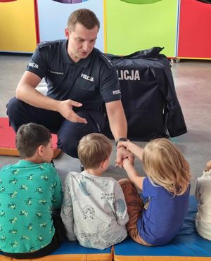 policjanci na spotkaniu profilaktycznym