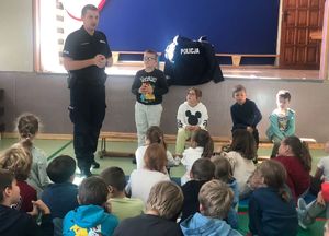 policjanci na spotkaniu profilaktycznym