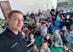 policjanci na spotkaniu profilaktycznym