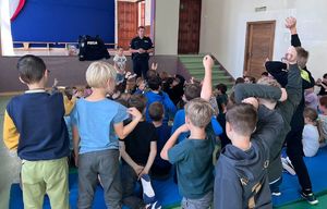 policjanci na spotkaniu profilaktycznym