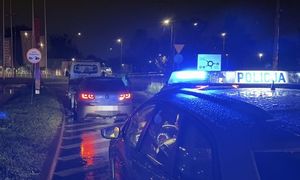 Policyjny radiowóz na miejscu zdarzenia
