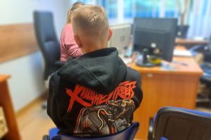 Zatrzymany mężczyzna i motocykl