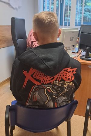 Zatrzymany mężczyzna i motocykl