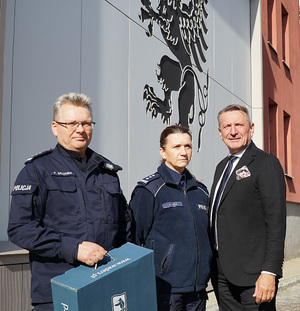 W Urzędzie Marszałkowskim Województwa Pomorskiego odbyło się spotkanie, podczas którego p.o. Zastępcy Komendanta Wojewódzkiego Policji w Gdańsku insp. Anna Kos odebrała z rąk przedstawiciela Marszałka Województwa Pomorskiego 150 sztuk woderów z przeznaczeniem dla policjantów z OPP w Gdańsku do realizacji zadań prewencyjnych związanych z prowadzeniem działań na terenach o wysokim stanie wody.