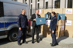 W Urzędzie Marszałkowskim Województwa Pomorskiego odbyło się spotkanie, podczas którego p.o. Zastępcy Komendanta Wojewódzkiego Policji w Gdańsku insp. Anna Kos odebrała z rąk przedstawiciela Marszałka Województwa Pomorskiego 150 sztuk woderów z przeznaczeniem dla policjantów z OPP w Gdańsku do realizacji zadań prewencyjnych związanych z prowadzeniem działań na terenach o wysokim stanie wody.