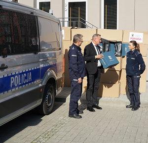 W Urzędzie Marszałkowskim Województwa Pomorskiego odbyło się spotkanie, podczas którego p.o. Zastępcy Komendanta Wojewódzkiego Policji w Gdańsku insp. Anna Kos odebrała z rąk przedstawiciela Marszałka Województwa Pomorskiego 150 sztuk woderów z przeznaczeniem dla policjantów z OPP w Gdańsku do realizacji zadań prewencyjnych związanych z prowadzeniem działań na terenach o wysokim stanie wody.