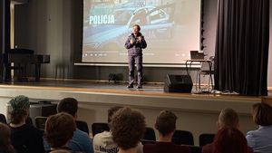 Policjantki podczas spotkania z licealistami