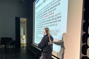 Policjantki podczas spotkania z licealistami