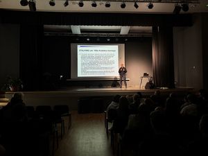 Policjantki podczas spotkania z licealistami