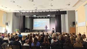 Policjantki podczas spotkania z licealistami