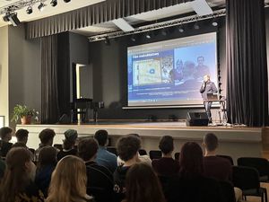 Policjantki podczas spotkania z licealistami