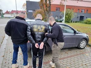 Policjanci z zatrzymanymi