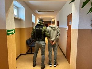 Policjant z zatrzymanym i środki odurzające
