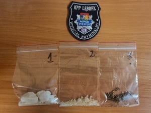 policjant z zatrzymanym i zabezpieczone narkotyki