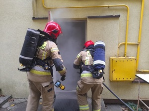 policjanci podczas wspólnych ćwiczeń ze strażakami