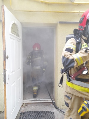 policjanci podczas wspólnych ćwiczeń ze strażakami
