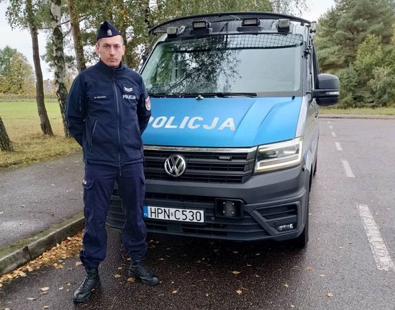 Zatrzymany sprawca i policjant, który pomógł taksówkarzowi