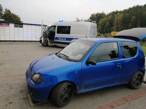 policjanci podczas kontroli pojazdu