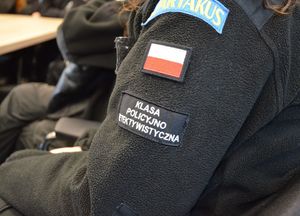 policjantki podczas spotkania z licealistami