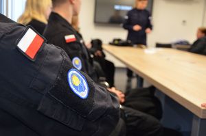 policjantki podczas spotkania z licealistami