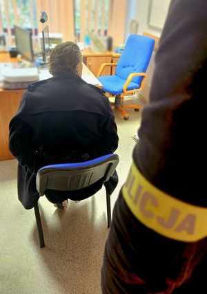 zatrzymany siedzi na krześle