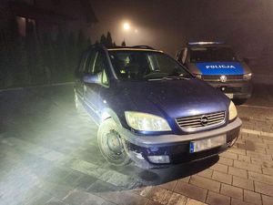 samochód z podrobionymi tablicami stoi na jezdni za nim radiowóz