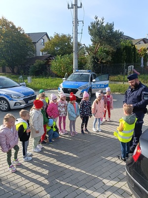 policjant rozmawia z dziećmi