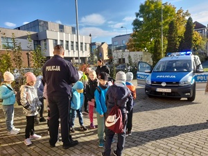 policjant rozmawia z dziećmi