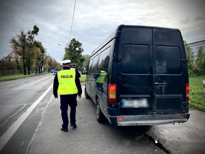 policjanci zatrzymują do kontroli kierowców