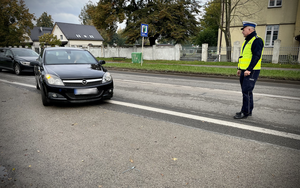 policjanci zatrzymują do kontroli kierowców