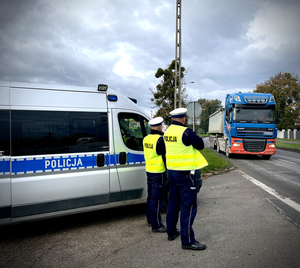 policjanci zatrzymują do kontroli kierowców