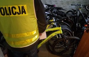 Policjanci z zatrzymanym i rowery