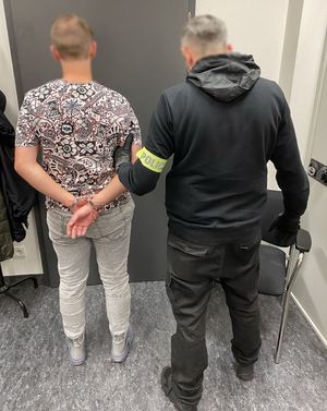 policjant z zatrzymanym