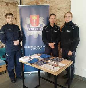 Policjantki na spotkaniu z seniorami
