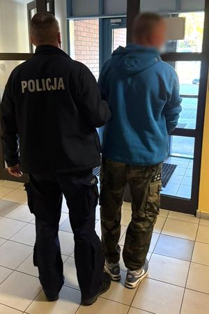 zatrzymany prowadzony przez policjanta