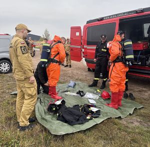 służby podczas pracy na miejscu składowiska odpadów