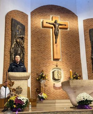 policjant na spotkaniu w kościele