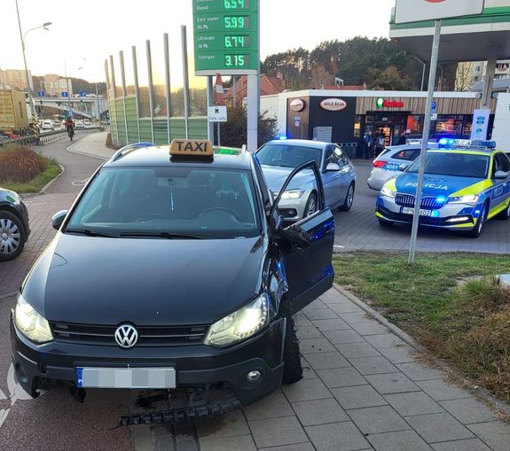 policjanci po pościgu zatrzymali kierującego