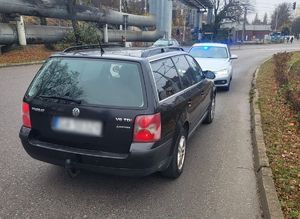 policjanci ukarali kierującego, który wjechał pod zakaz wjazdu i jechał pod prąd, wprost na radiowóz